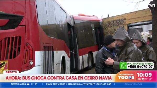 Bus RED termina incrustado en vivienda en Cerro Navia tras perder el control a raíz de las lluvias