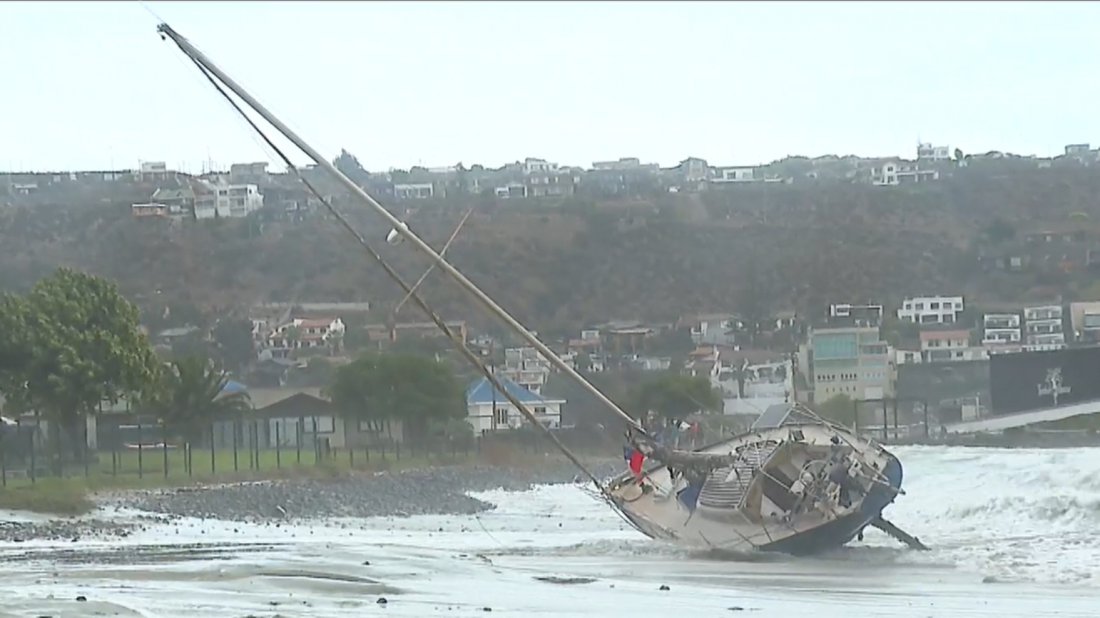 <p>Marejadas arrastran embarcaciones en Coquimbo</p>
