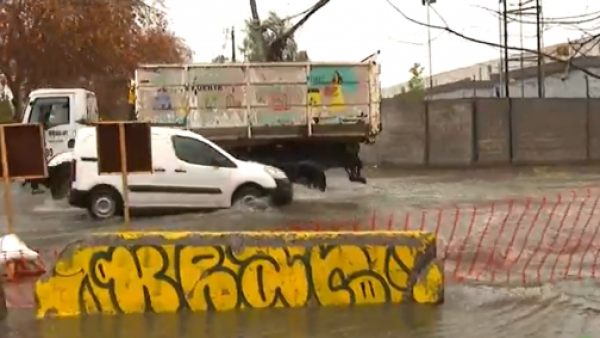 Desborde de alcantarillado genera inundación en Quilicura