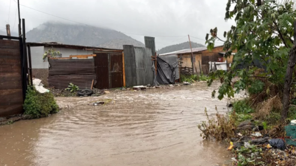 <p>Se emite alerta SAE para evacuar campamento en Talagante por riesgo de desborde del río Mapocho</p>Se emite alerta SAE para evacuar campamento en Talagante por riesgo de desborde del río Mapocho
