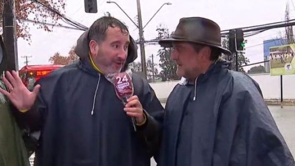 <p>Ni el temporal lo detuvo: Eduardo Fuentes apareció completamente mojado en despacho en vivo</p>Ni el temporal lo detuvo: Eduardo Fuentes apareció completamente mojado en despacho en vivo
