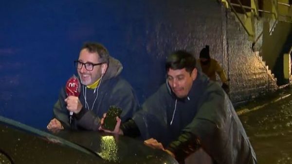 <p>"Le puede pasar algo": Eduardo Fuentes ayudó a empujar vehículo atrapado en el agua</p>"Le puede pasar algo": Eduardo Fuentes ayudó a empujar vehículo atrapado en el agua
