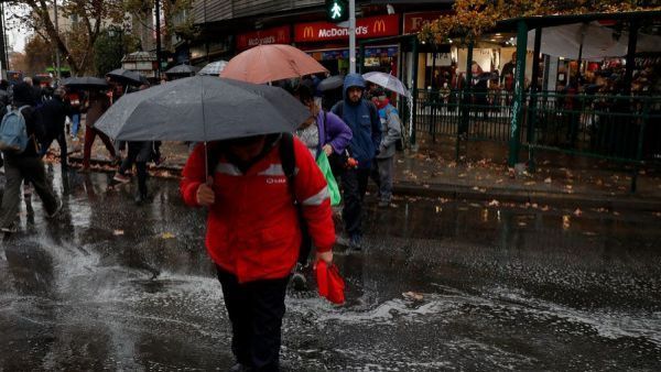 <p>Lluvias en Santiago: Meteorología anticipa nuevo peak de precipitaciones durante la noche de este viernes</p>Lluvias en Santiago: Meteorología anticipa nuevo peak de precipitaciones durante la noche de este viernes
