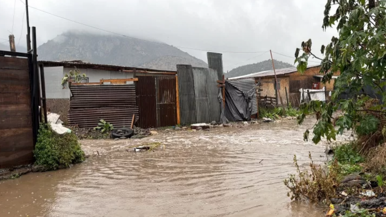 <p>Se emite alerta SAE para evacuar campamento en Talagante por riesgo de desborde del río Mapocho</p>

