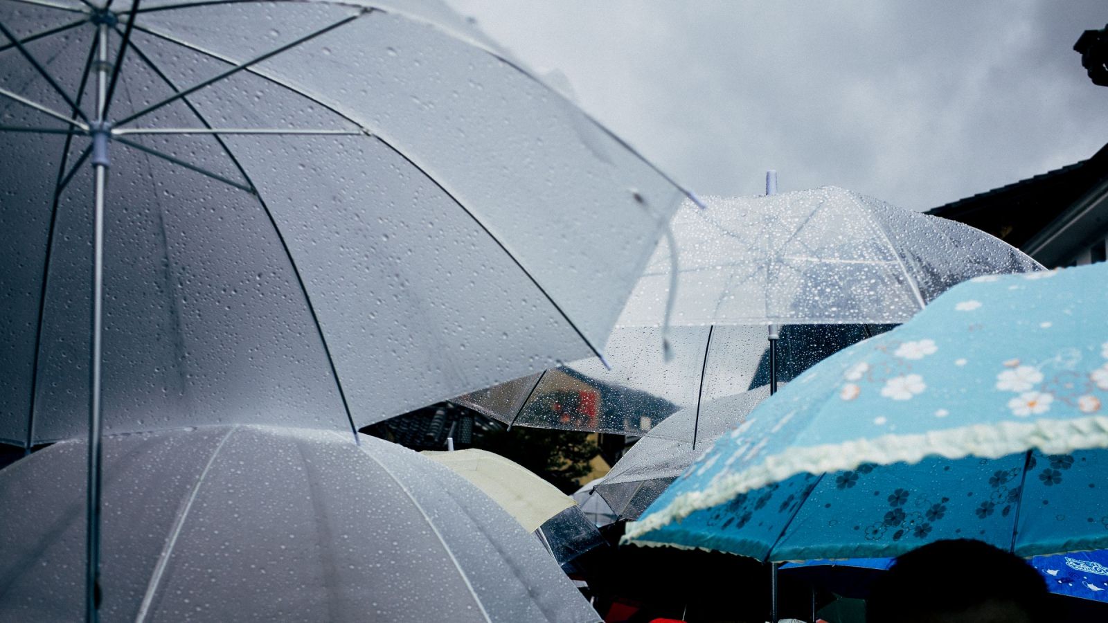 Sistema frontal deja más de 130 mm en Valparaíso y la RM: lluvias intensas se desplazan al norte
