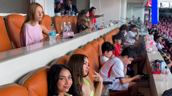 Paloma Mami fue vista junto a Ester Expósito en el Inglaterra vs. Francia del Mundial 2026
