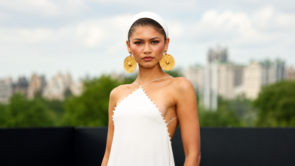 Zendaya genera polémica por lucir pendientes con piezas de casi 3.000 años
