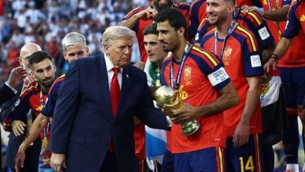Todos se dieron cuenta de lo mismo: el gesto de Donald Trump en plena celebración de España
