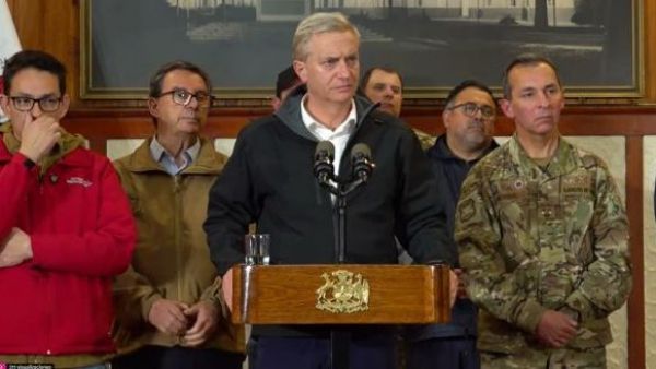 <p>Sistema frontal deja 10 fallecidos y más de 104 mil personas aisladas: Senapred mantiene alertas por intensas lluvias</p>Sistema frontal deja 10 fallecidos y más de 104 mil personas aisladas: Senapred mantiene alertas por intensas lluvias
