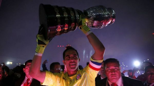 La reflexión de Claudio Bravo tras título de España que sacó ronchas en Argentina

