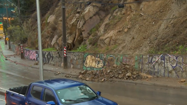 Peligrosa situación: Lluvias provocan desprendimiento de rocas en Viña del Mar