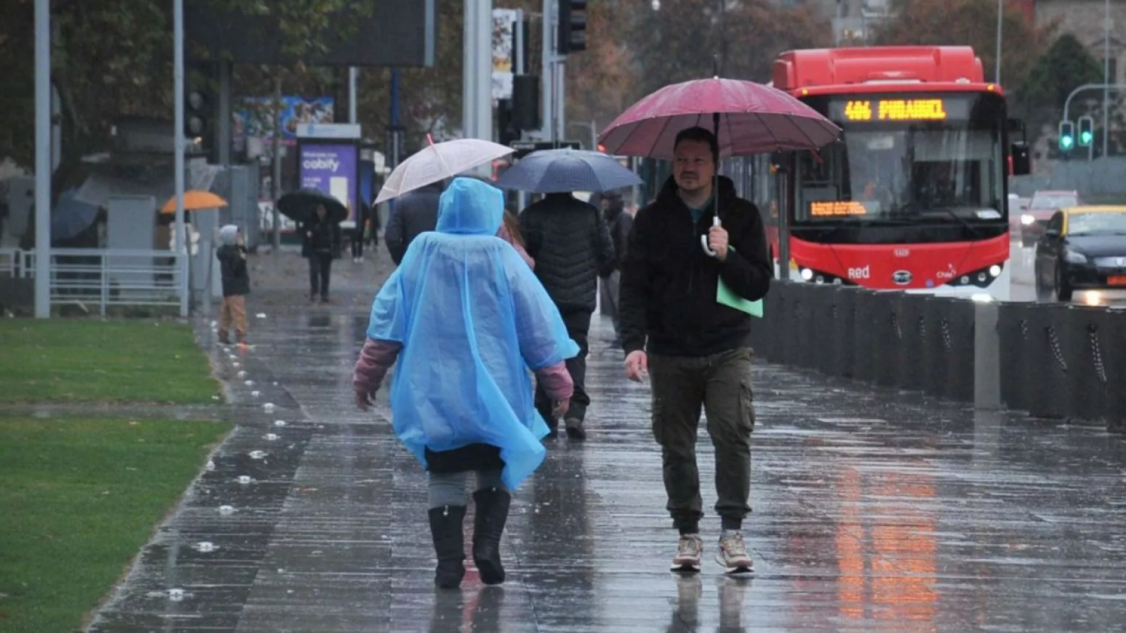 Sigue la lluvia en Santiago: ¿A qué hora serán más intensas y lo que se espera para la semana?

