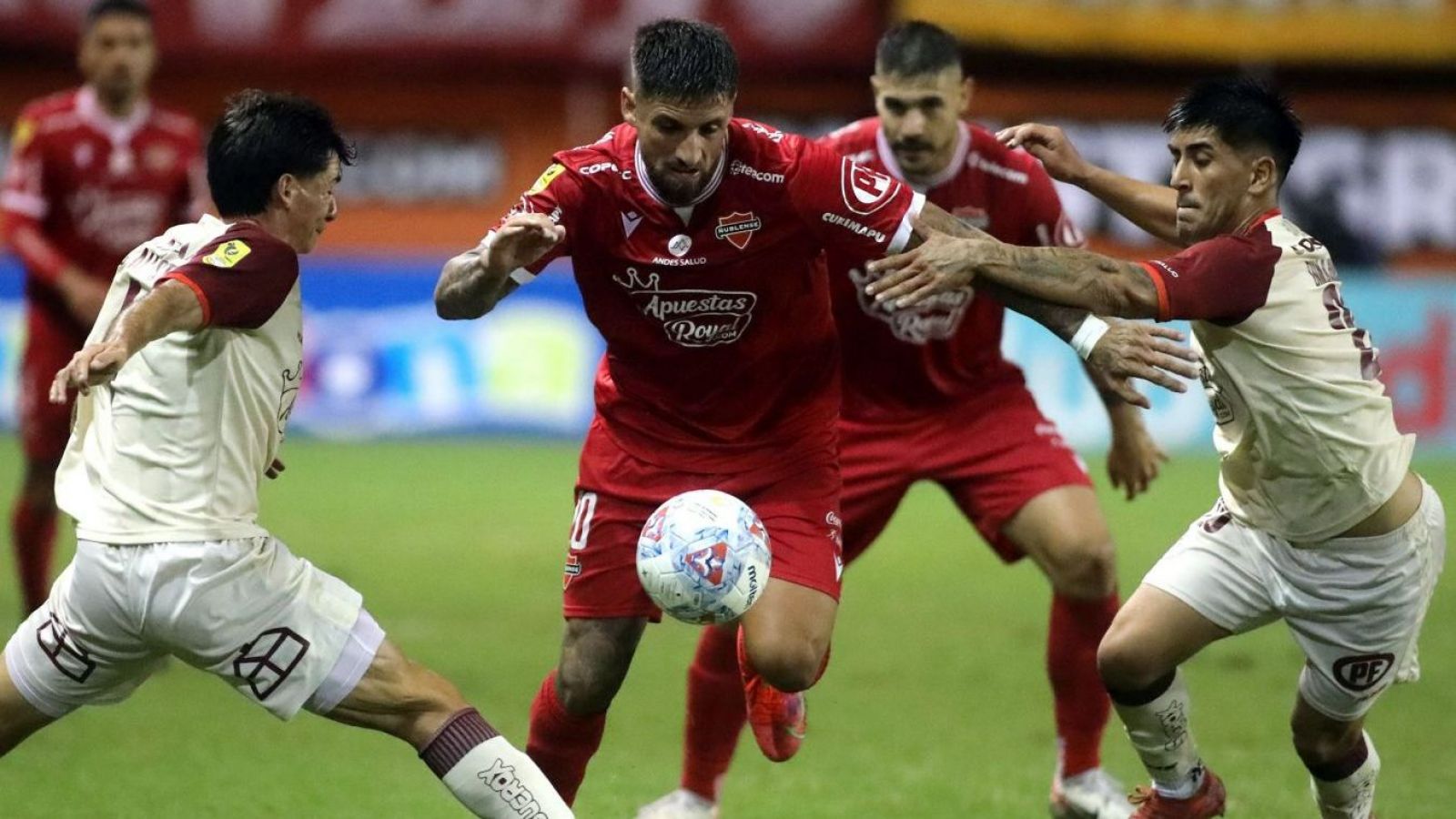<p>Ñublense-versus-La Serena-jugado-en-el-estadio-Nelson-Oyarzún</p>
