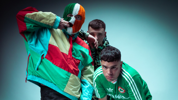 KNEECAP confirma su esperado debut en Chile en marco de su primera gira por Latinoamérica
