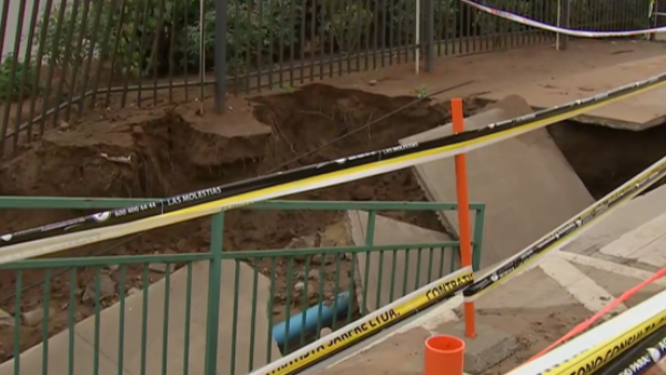 Increíble socavón deja sin agua a vecinos en La Serena