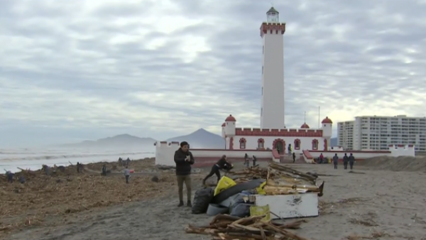 El desolador paisaje en la playa de El Faro por toneladas de escombros arrastrados por sistema frontal