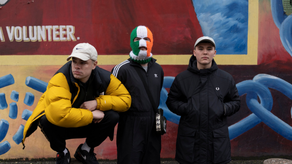 ¿Quiénes son KNEECAP? El fenómeno del rap irlandés que desafía al establishment

