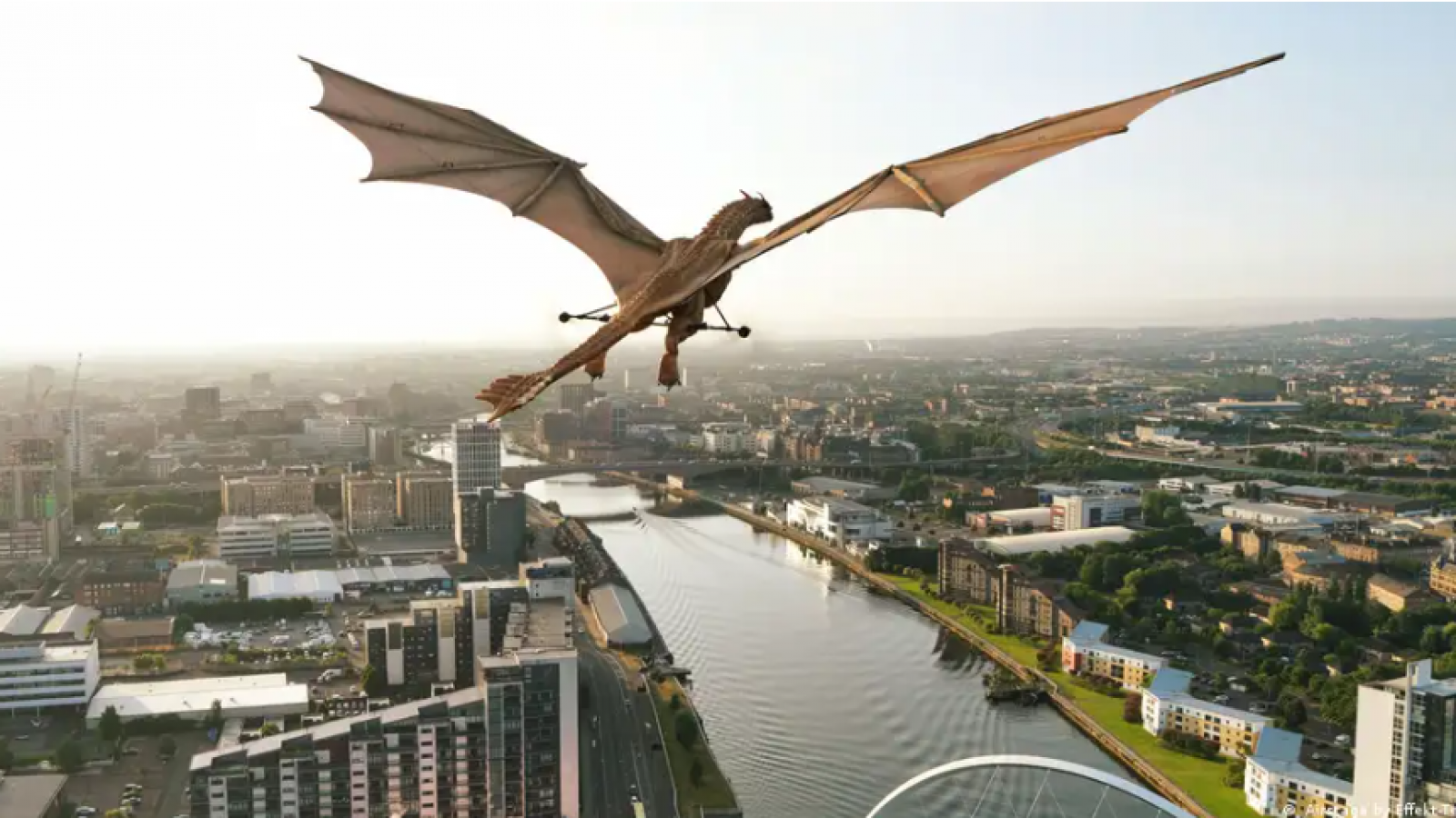 Dragón hiperrealista es captado volando en cielos de Escocia
