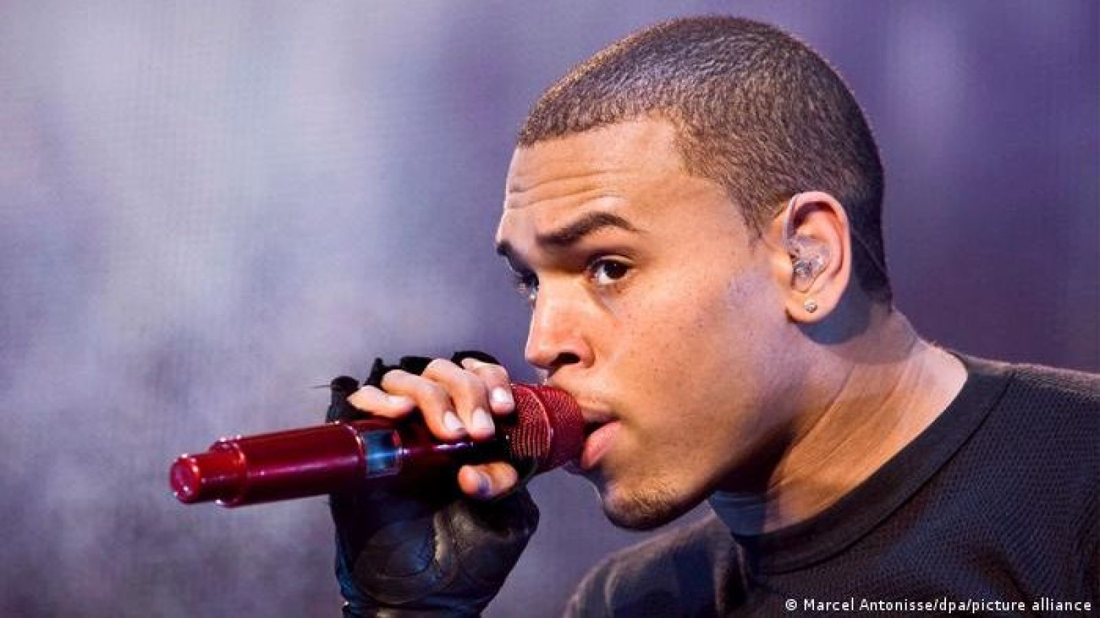Chris Brown se declara culpable por altercado en Londres
