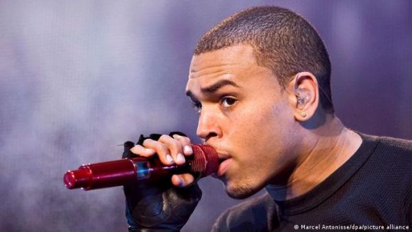 Chris Brown se declara culpable por altercado en Londres
