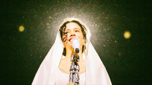 De un tatuaje a un "sí": La romántica sorpresa que marcó el primer show de Rosalía en Santiago
