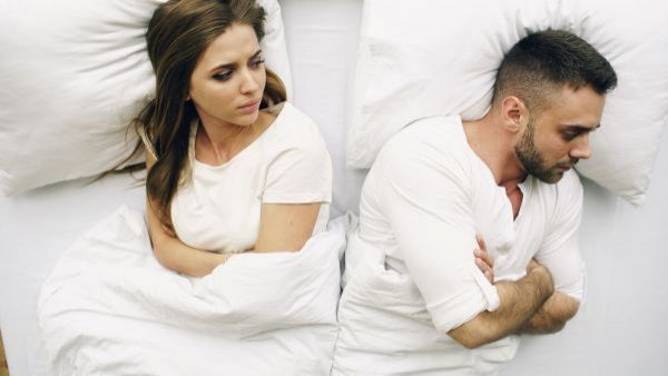 El "divorcio" que fortalece a las parejas: Crece la tendencia de matrimonios por dormir en camas separadas
