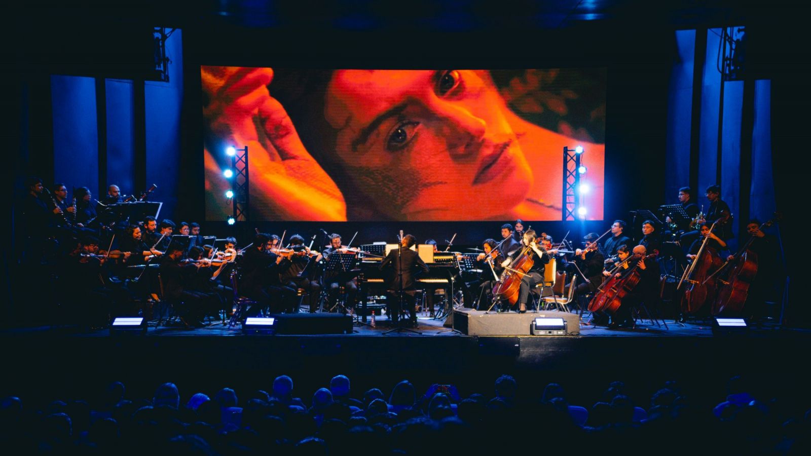 Teatro Municipal de Chillán celebró su décimo aniversario con un emotivo concierto sinfónico inspirado en el cine
