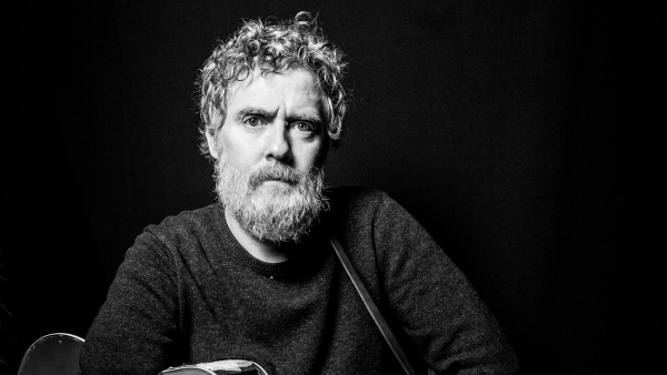 A los 56 años murió el músico y actor irlandés Glen Hansard
