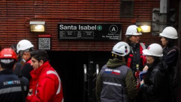 <p>Incendio en el Metro de Santiago </p>Metro asegura que presencia de asbesto "no es un elemento peligroso" en tren incendiado
