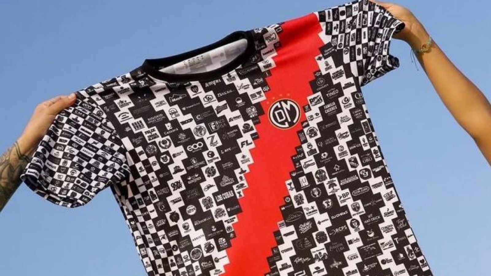 <p>Deportivo Municipal y camiseta de los mil patrocinios</p>
