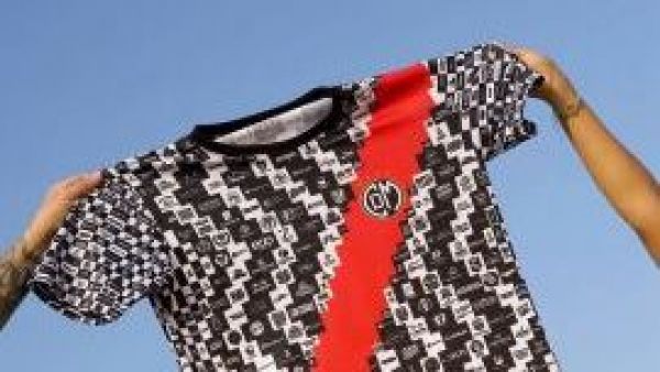 <p>Deportivo Municipal y camiseta de los mil patrocinios</p>La inédita camiseta de los mil sponsors: La campaña que salvó a histórico equipo peruano

