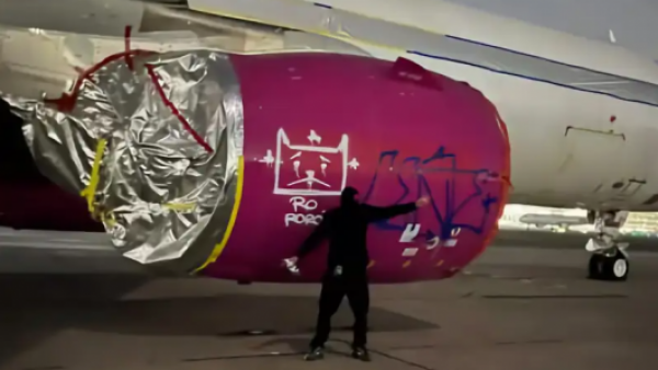 <p>¿Quiénes son los detenidos por vandalizar un avión en el Aeropuerto de Santiago?</p>¿Quiénes son los detenidos por vandalizar un avión en el Aeropuerto de Santiago?
