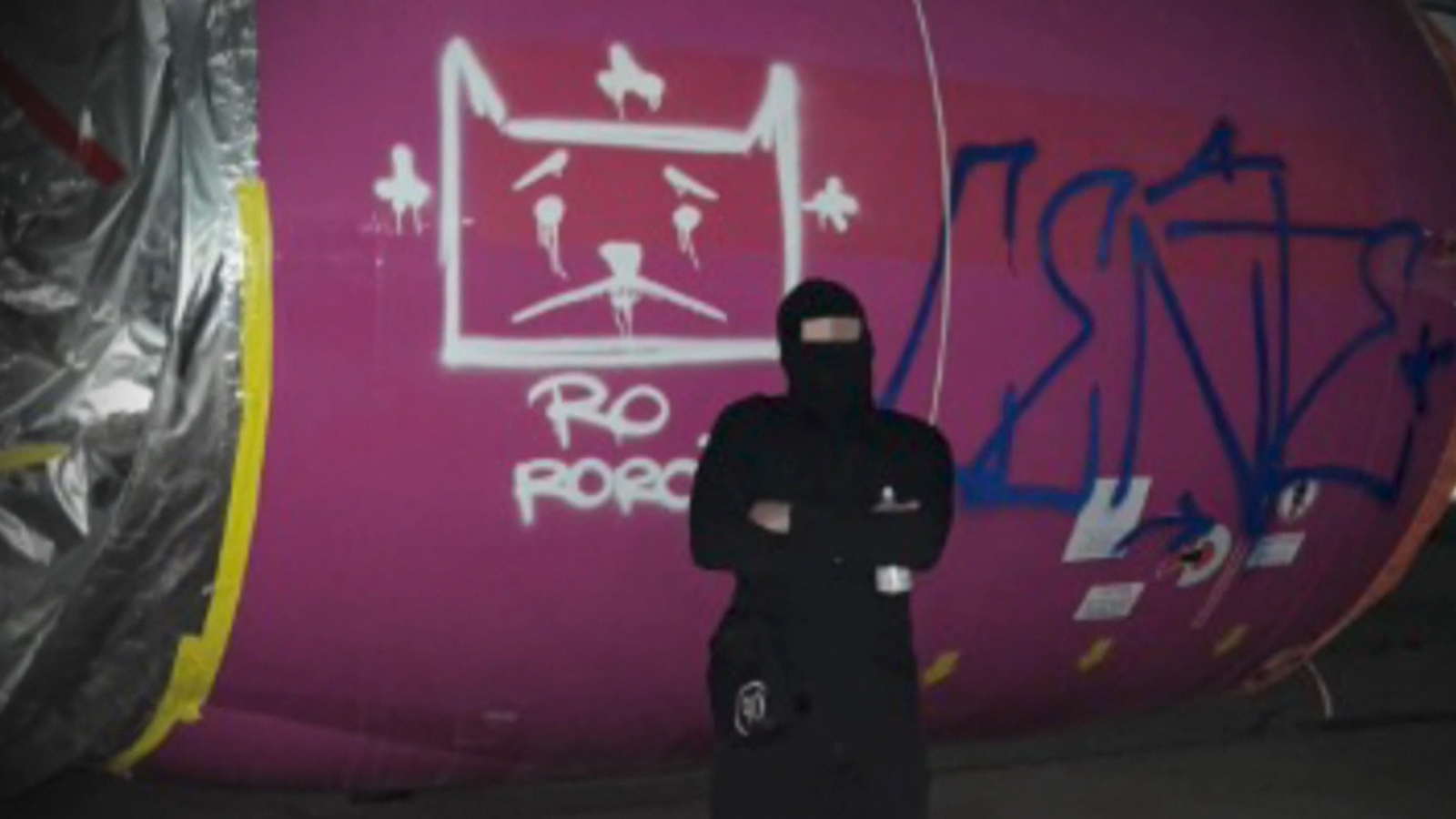 PDI detiene a sujetos que vandalizaron y rayaron avión en Aeropuerto de Santiago
