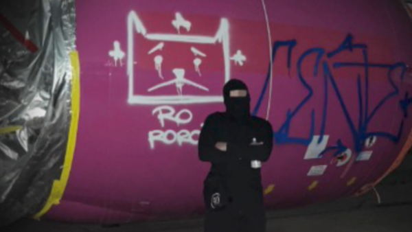 PDI detiene a sujetos que vandalizaron y rayaron avión en Aeropuerto de Santiago
