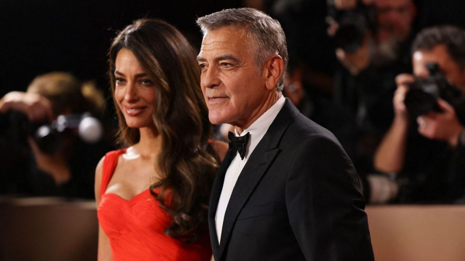 <p>George Clooney y su esposa huyen de su lujosa residencia en Francia a causa de los incendios forestales</p>

