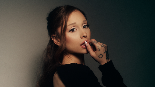 Florece Ariana Grande, su disco "petal" ya está disponible
