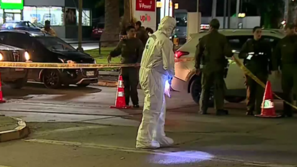 <p>Homicidio de escolar en San Bernardo: primer detenido se entregó acompañado de su madre</p>Homicidio de escolar en San Bernardo: primer detenido se entregó acompañado de su madre
