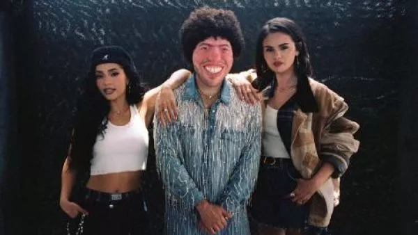 La cumbia reúne a Selena Gomez, Benny Blanco y Becky G en 