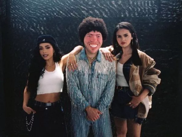 La cumbia reúne a Selena Gomez, Benny Blanco y Becky G en "Te Olvido (La La)"