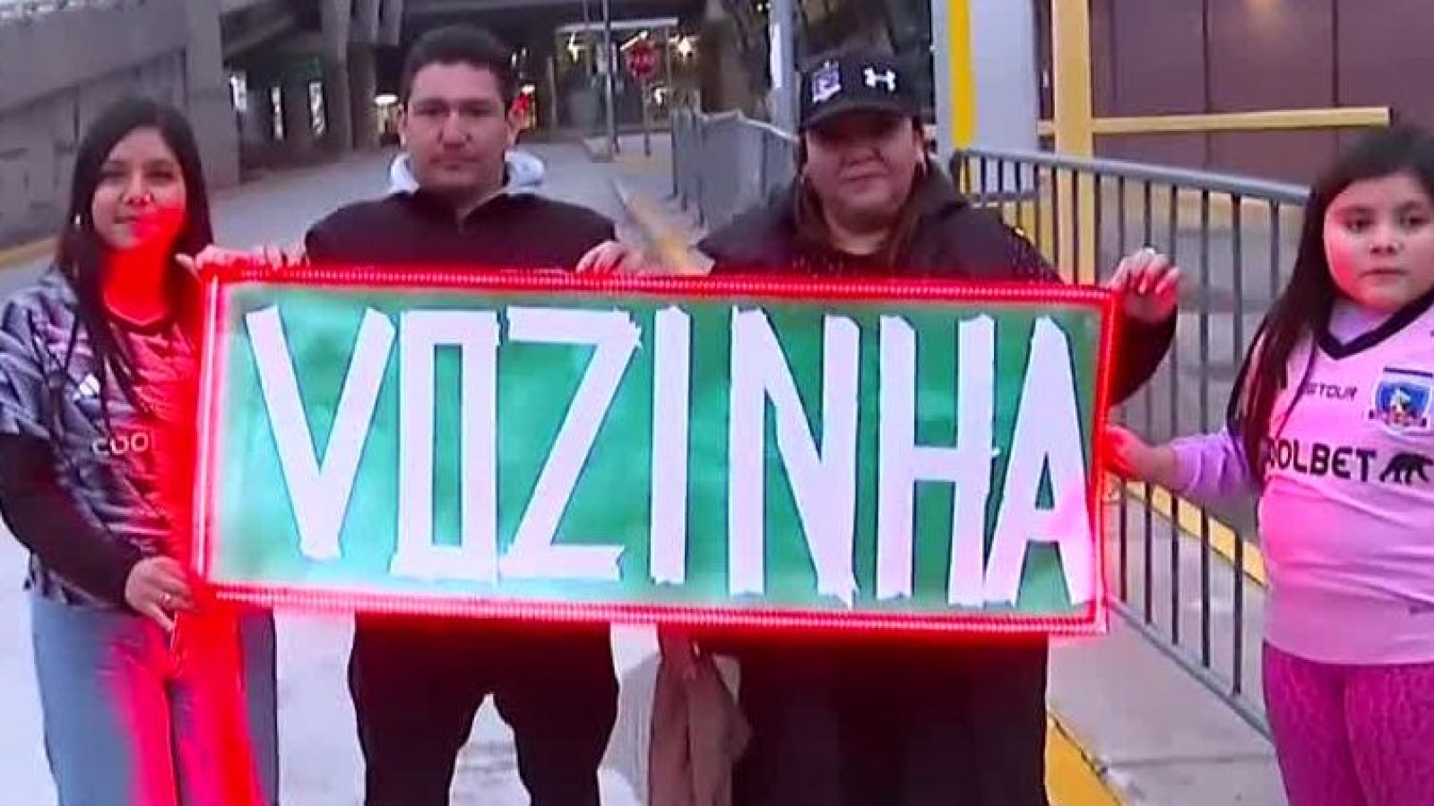 Hinchas de Colo Colo esperan a Vozinha en el aeropuerto
