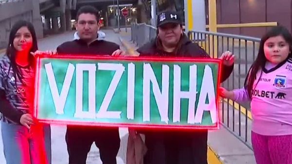 Hinchas de Colo Colo esperan a Vozinha en el aeropuerto
