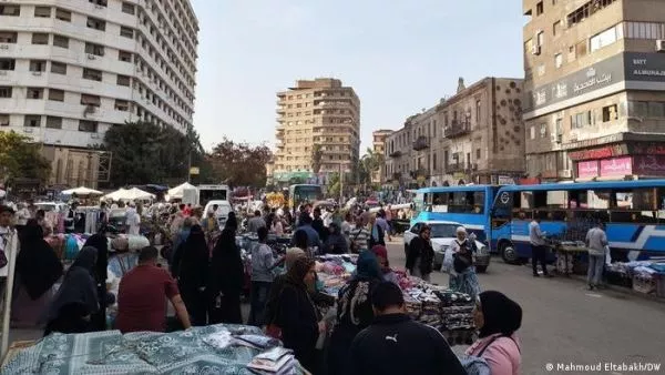 La imagen muestra una escena cotidiana en la zona de Ataba, El Cairo. (Archivo 16.05.2026)