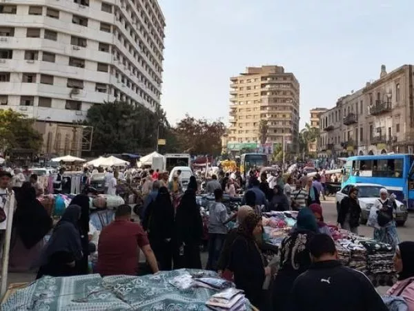 La imagen muestra una escena cotidiana en la zona de Ataba, El Cairo. (Archivo 16.05.2026)
