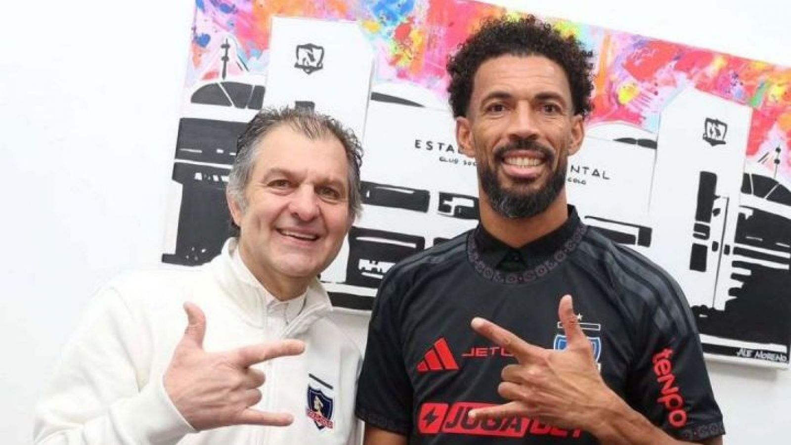 ¡Se acabó la espera!: Vozinha estampó su firma en el Monumental y ya posó con la camiseta de Colo Colo
