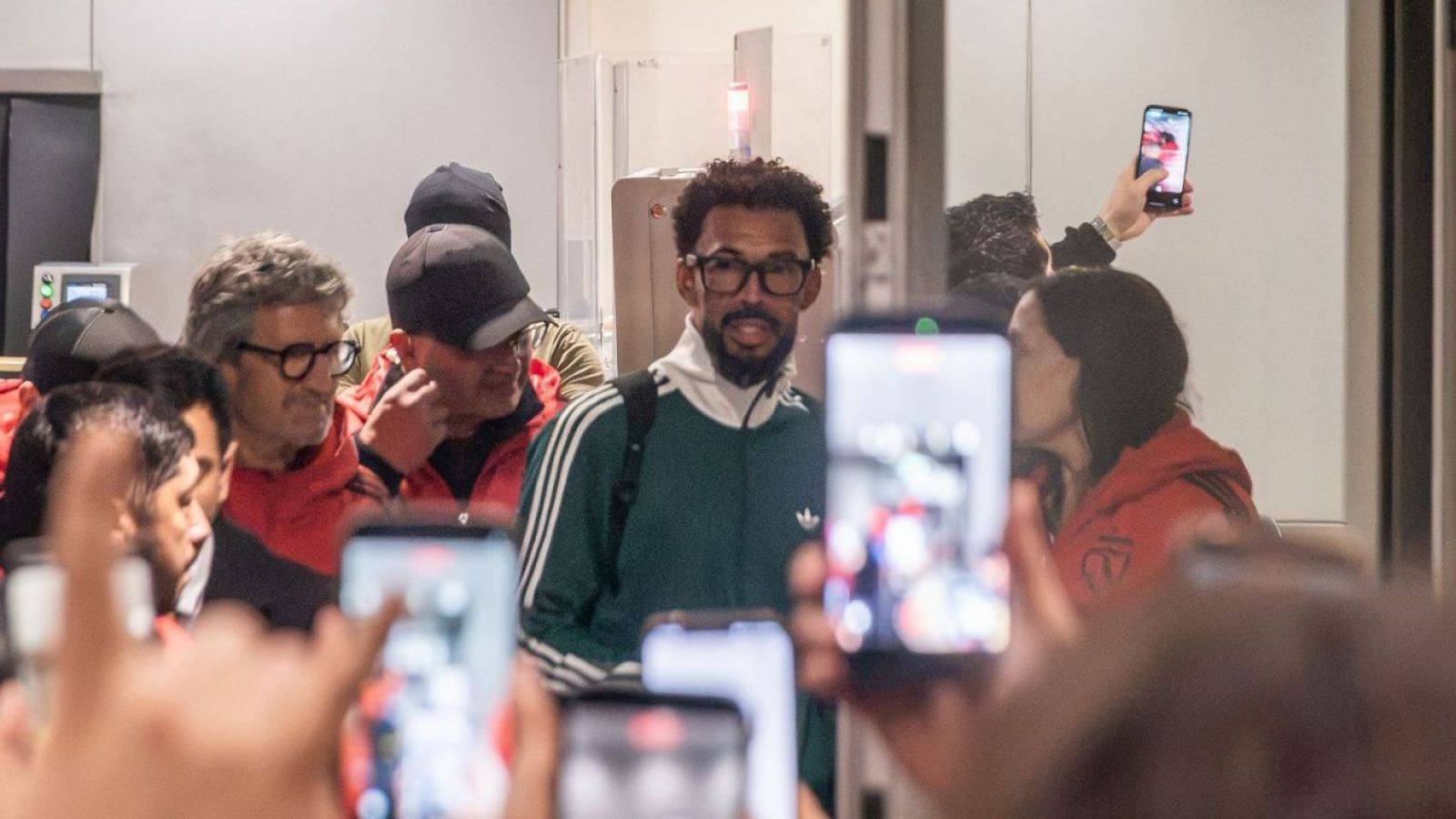 "Telenovela": Vozinha llegó a Chile para sumarse a Colo Colo y así reaccionó la prensa mundial
