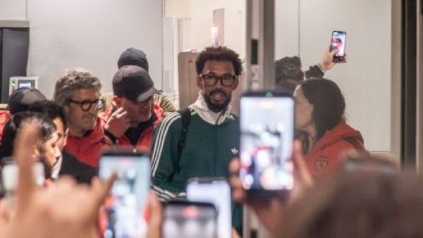 "Telenovela": Vozinha llegó a Chile para sumarse a Colo Colo y así reaccionó la prensa mundial
