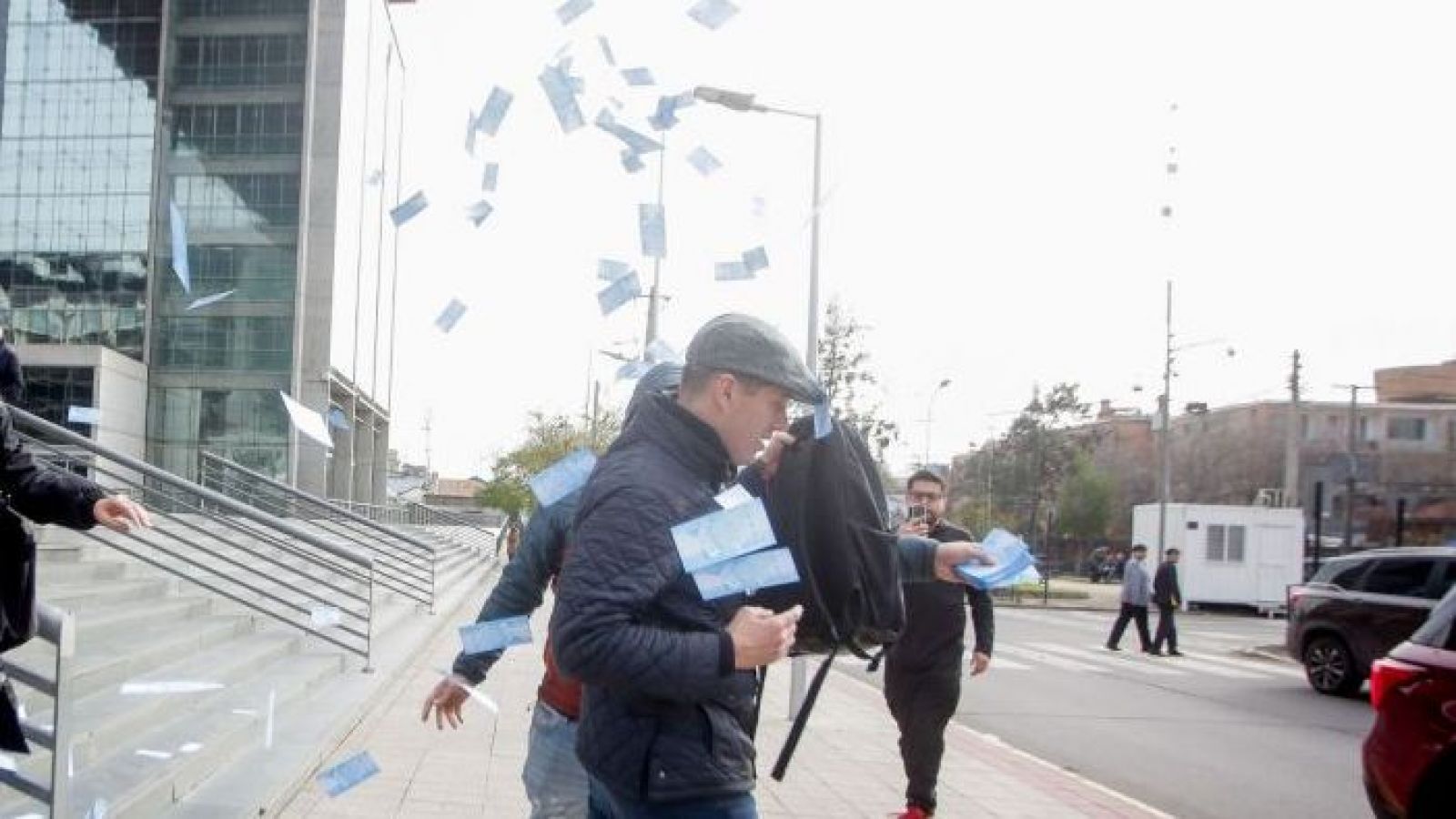 Michael Clark es increpado y recibe lluvia de billetes tras nueva audiencia por el caso Sartor
