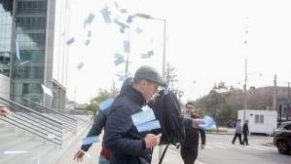 Michael Clark es increpado y recibe lluvia de billetes tras nueva audiencia por el caso Sartor
