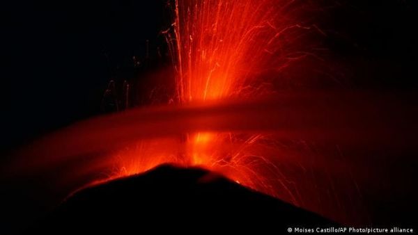 <p>El volcán de Fuego expulsa lava desde su cráter en una de sus últimas erupciones vista desde San Juan Alotenango, Guatemala. (Archivo: 05.06.2025)</p>Alerta naranja en Guatemala por erupción del volcán de Fuego
