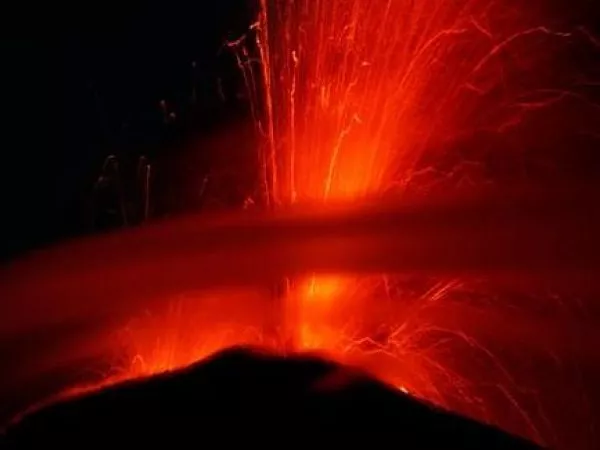 El volcán de Fuego expulsa lava desde su cráter en una de sus últimas erupciones vista desde San Juan Alotenango, Guatemala. (Archivo: 05.06.2025)